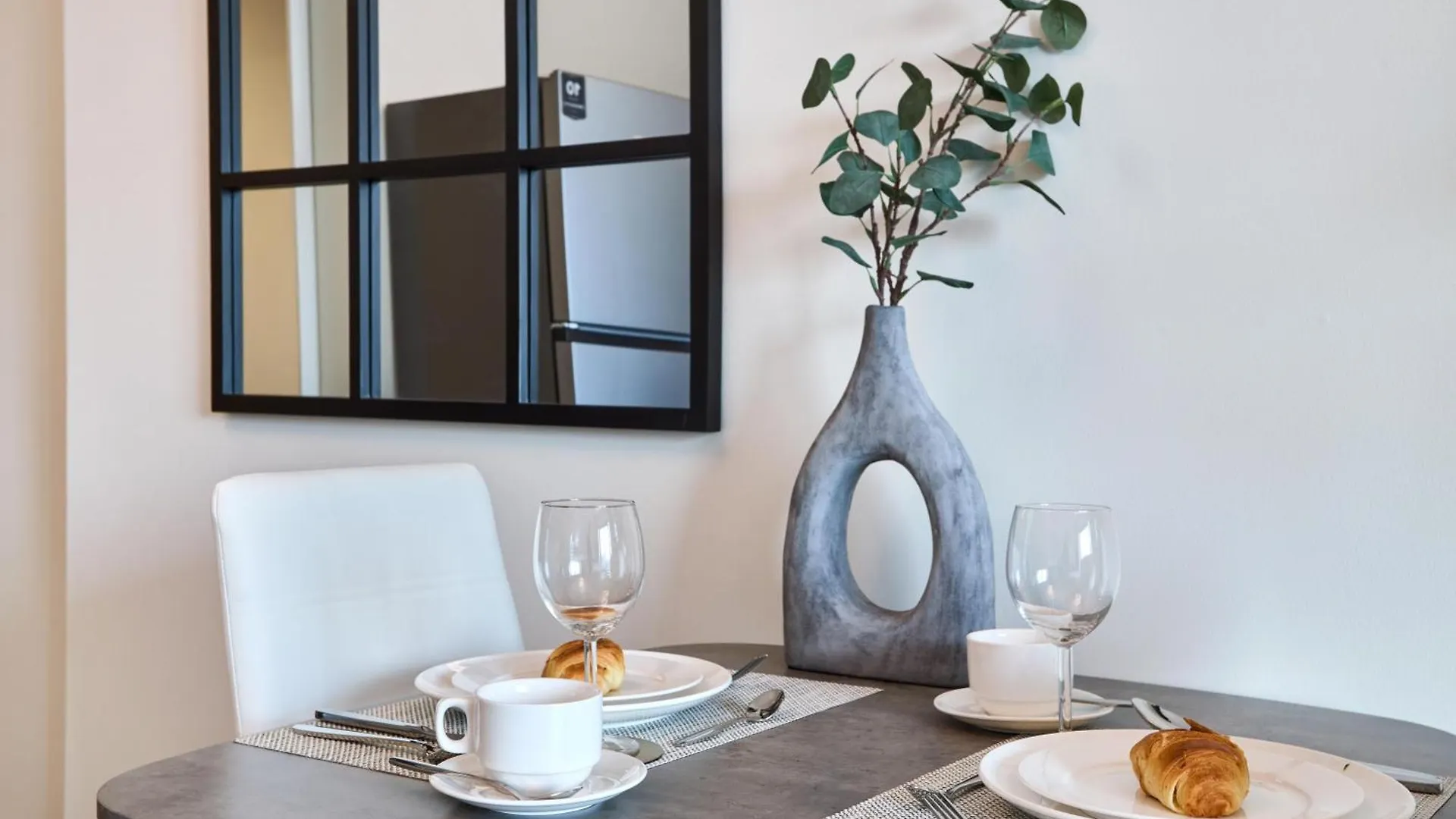 Apartment Luxury Studio - Sol Bay Tower - Business Bay By Stayfinity Dubai United Arab Emirates