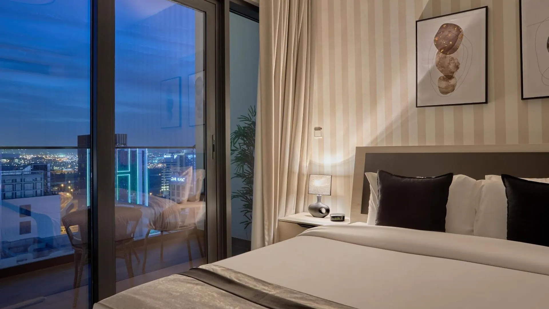 Luxury Studio - Sol Bay Tower - Business Bay By Stayfinity Dubai Apartment